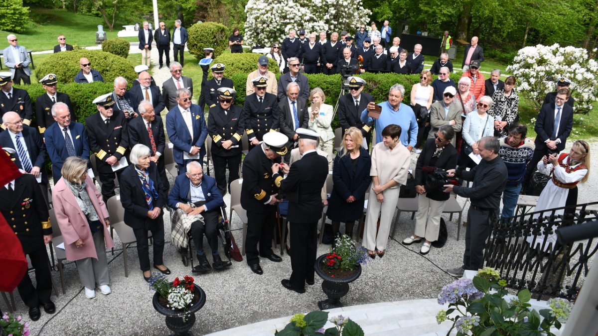 Stensønes overrekker Eikanger Forsvarsmedaljen med laubærgren. Prominente gjester og Eikangers gode venn, tidligere forsvarssjef, admiral Torolf Rein ved hans side. Foto: Anders Lekven.