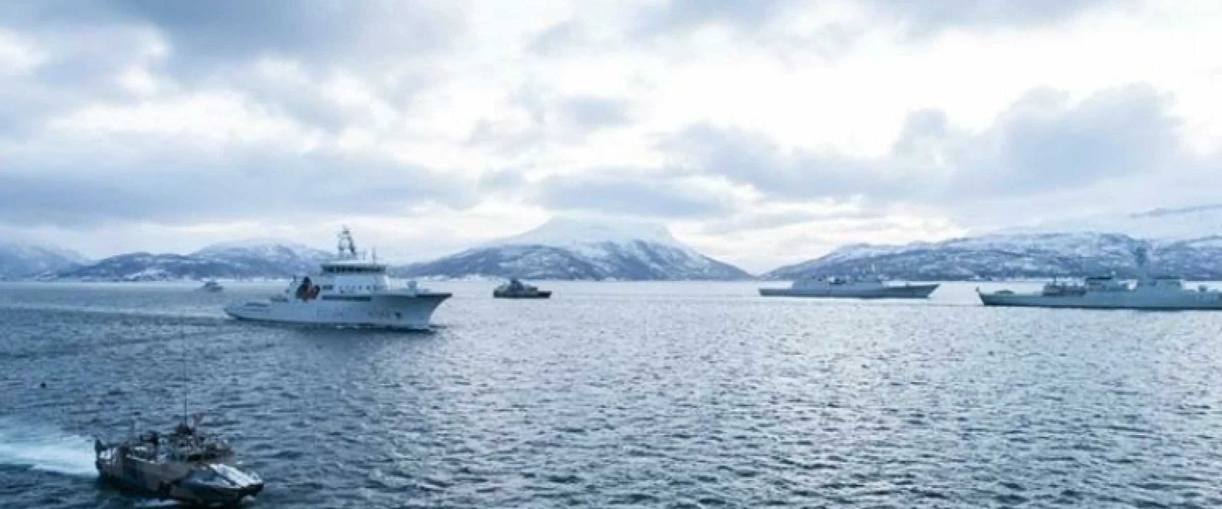 KNM Storm blir bunkret av KV Harstad i Sørøysundet. Foto: Forsvaret.