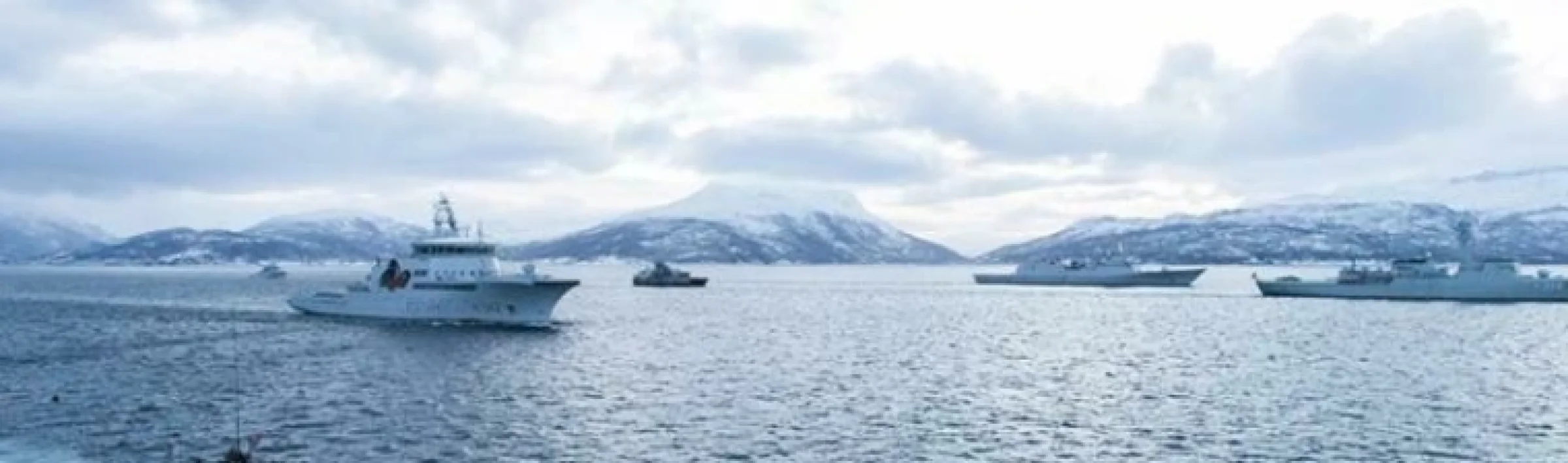 KNM Storm blir bunkret av KV Harstad i Sørøysundet. Foto: Forsvaret.