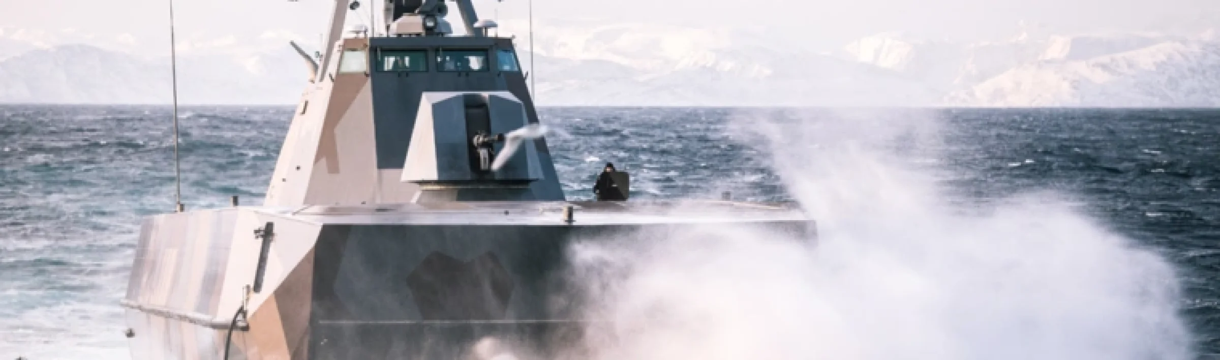 KNM Storm blir bunkret av KV Harstad i Sørøysundet. Foto: Forsvaret.